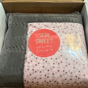 New in box. XL snuggler adult size minky print front with ziggy backing